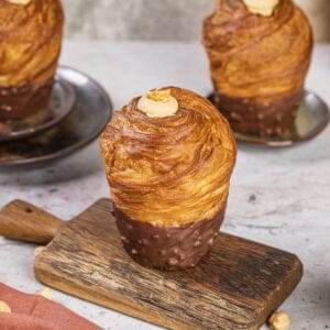 Cruffin Karamell & Haselnuss