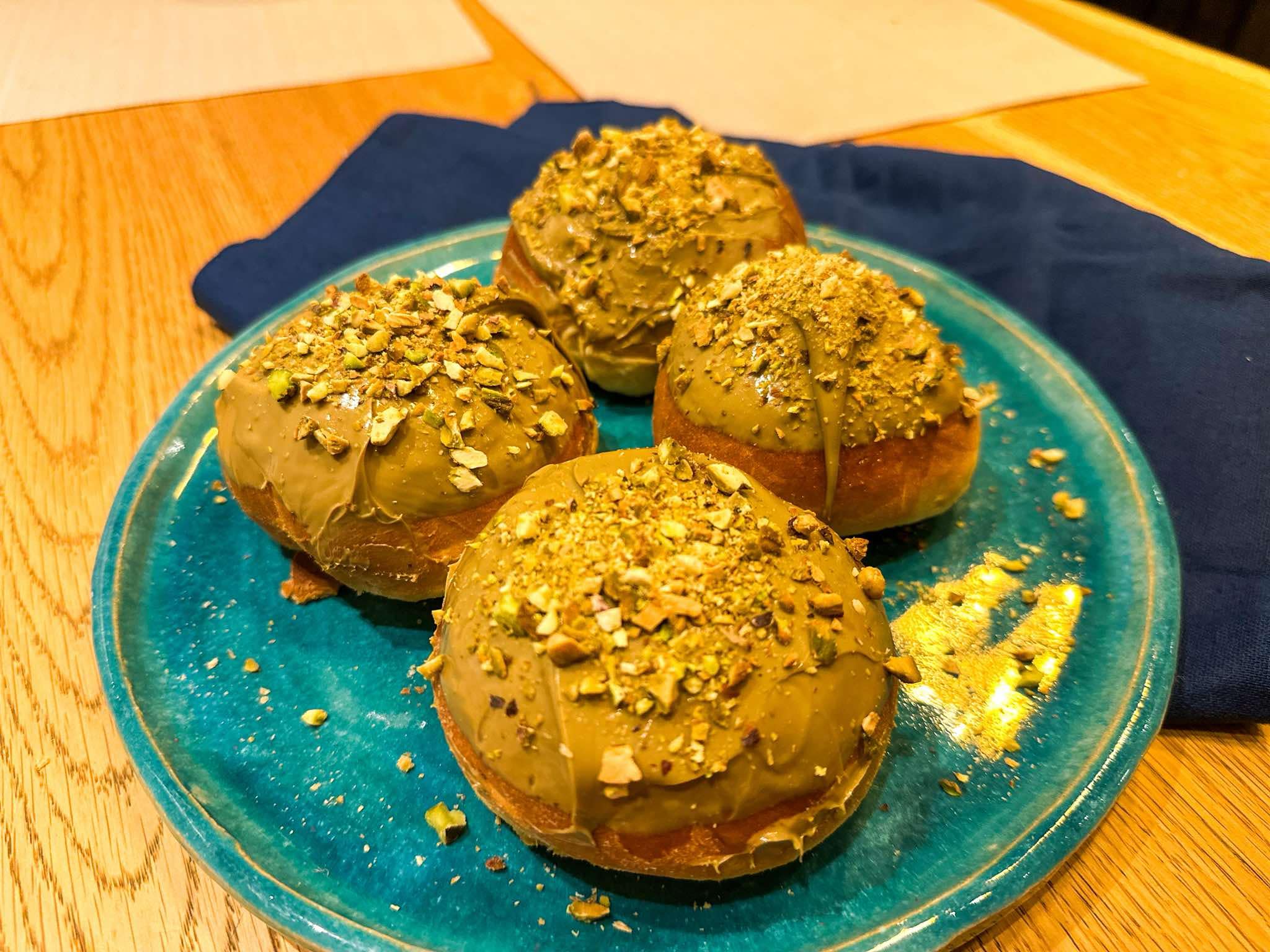 Pieczone pączki z kremem pistacjowym