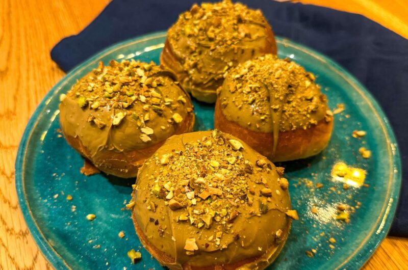 Pieczone pączki z kremem pistacjowym